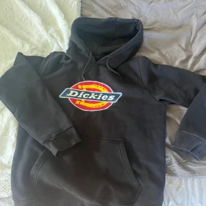 Svart hoodie från Dickies med stor logga - Super fin svart hoodie från Dickies. Inga defekter men det är färg eller något på trycket men det försvinner säkert när den tvättas! (Tvättas såklart innan jag postar den!)