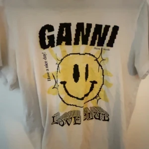 Ganni tshirt - Ganni tshirt i relativt bra skick utom for ett litet hål på axeln! Hålet syns inte när man har på sig den🌸 Stl S 