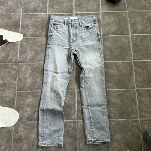 MNG jeans  - Säljer nu mina jeans för att de är för små för mig de är knappt använda och i ny skick köpte de för 550 och vill sälja de för 200 priset kan diskuteras vid snabb affär 