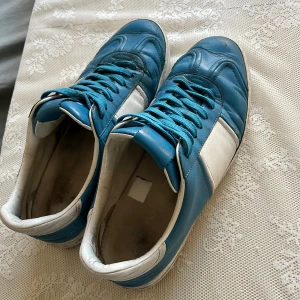 Valentino Flycrews  - Säljer feta blåa Valentino Flycrews i läder. Skicket är sådär men fortfarande användbara. Saknas ganska många nitar därav priset. Hör av er vid funderingar!👟🤑