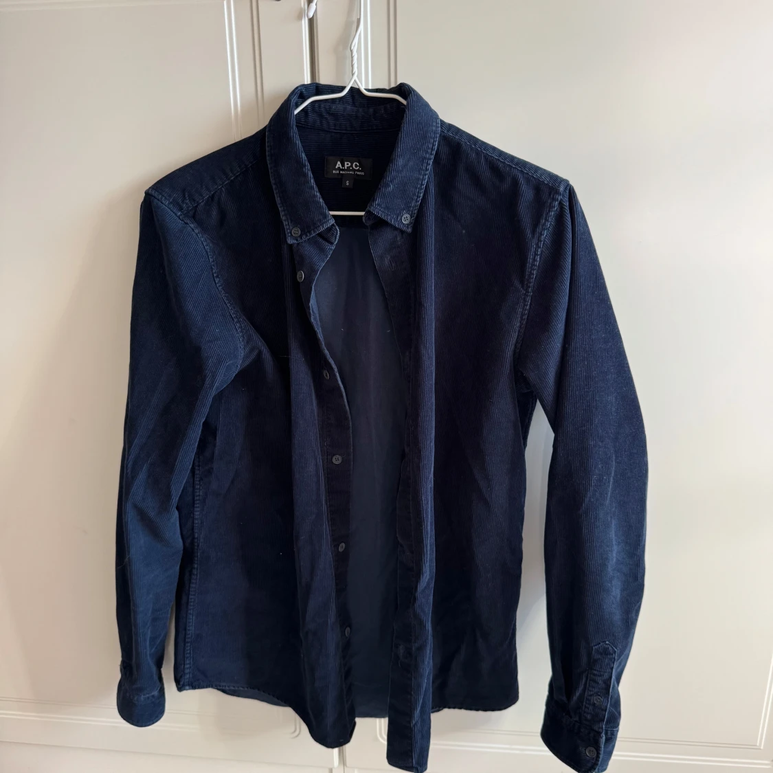 Mörkblå manchester-skjorta från A.P.C. Rue Madame Paris 