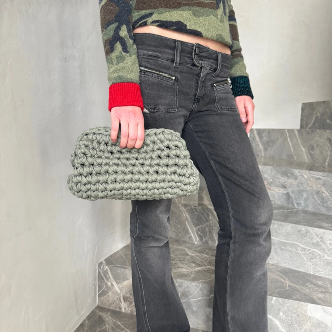 Handvirkad clutch i en ljus militär grön färg - 1