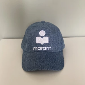 Isabel Marant Keps - Säljer denna fina Marant keps, jag har använt den förra sommaren och den är otroligt skön och har bra passform. Inga defekter eller fläckar etc. Skriv gärna vid frågor!