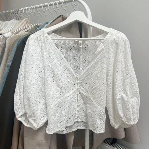 Vit blus - Vit blus från hm med balongärmar, bra skick förutom en knapp som saknas, vilket syns på sista bilden