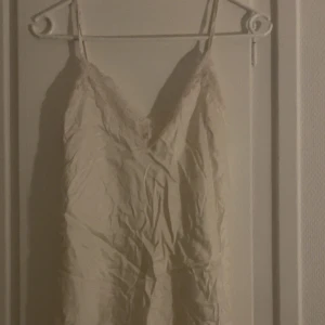 Vit satin pyjamas set - Aldrig 1-3 gånger, ny pris: linne- 690kr shorts- 500kr