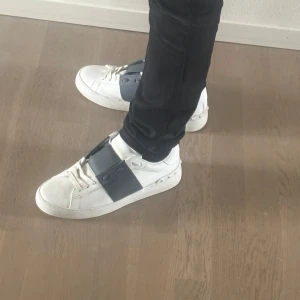 Valentinos open  - Säljer ett par vita sneakers från Valentinos open. Perfekta skor inför sommaren som kommer, priset är inte hugg i stens hör av er!