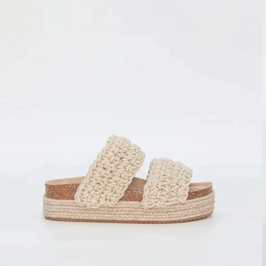 Beige stickade sandaler med platåsula