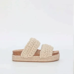 Beige stickade sandaler med platåsula - Säljer ett par snygga sandaler från märket duffy i beige med två breda stickade band och platåsula. 