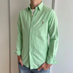Mintgrön skjorta från Ralph Lauren - Säljer denna mintgröna skjorta från Ralph Lauren i storlek S Slim Fit. Denna skjorta är riktigt unik och perfekt inför sommaren! 🏖️Skjortan har inga defekter och är i princip i nyskick! Tveka inte på att skriva om du har frågor!🙌 Priset är självklart inte hugget i sten! 🪨 