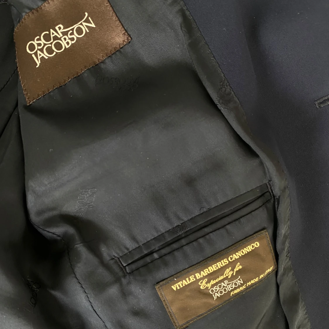 Mörkblå kostym från Oscar Jacobson - 4