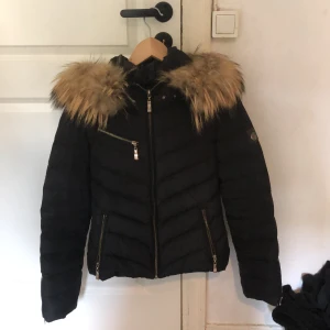 HOLLIES jacka med äkta Päls. - HOLLIES jacka med äkta päls som fortfarande är i bra kvalite och är för barn.