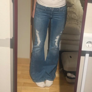 iconic twisted jeans - Gina 14+ jeans i storlek S. Byxorna är helt slutsålda och jag har använt mina 2-3 gånger, nypris är 429kr och mitt pris är 300kr. Skriv vid frågor💕