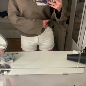 Vita Hollister shorts - Vita shorts från Hollister i storlek xs (ganska stretchiga) använda enstaka gånger