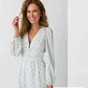 Ginas klänning - Klänningen är helt nya o prislappen sitter kvar säljer för 300kr🥰🥰 Ordinarie priset är 500kr!