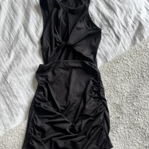 Svart cut out klänning - Svart cut out klänning från Shein. Använd en gång, i storlek 34 xs. 