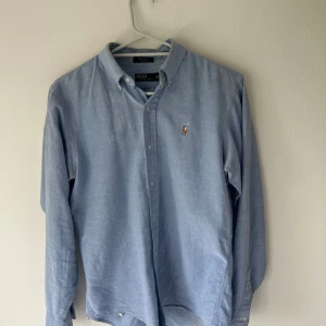 Ralph lauren skjorta. - Tjenare! Säljer nu en polo Ralph lauren skjorta👔skjortan är i en väldigt populär färg. Den är perfekt till våren och sommaren. Den är i ett mycket bra skick. Förutom missfärgningen som syns på bilderna men det syns ej på. Pris kan diskuteras! Kontakta mig vid minsta fråga😃🙌