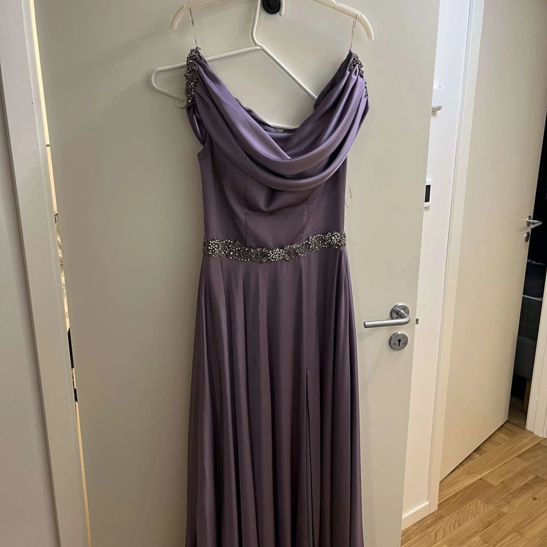 Ljuslila långklänning med glittriga detaljer - 1