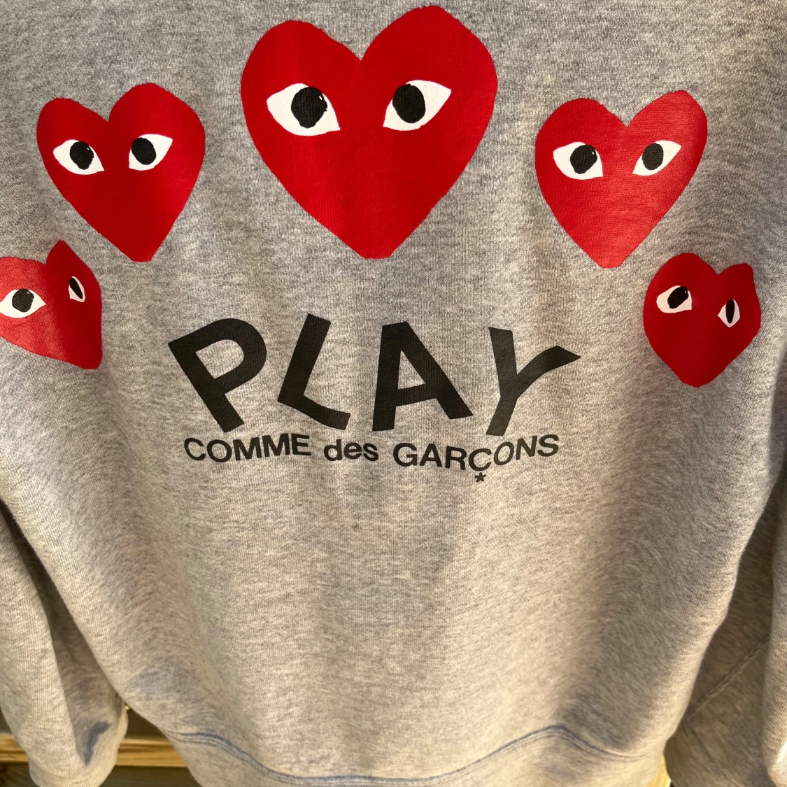 Grå hoodie från Comme des Garçons Play - 2