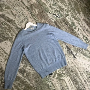 Ljusblå stickad tröja från Soft Goat - Mysig ljusblå stickad tröja från Soft Goat. Stilren och mycket fräsch! Storlek XS men passsr S. Skick 8/10! Skriv gärna vid frågor// Lorenzo & co ✍️