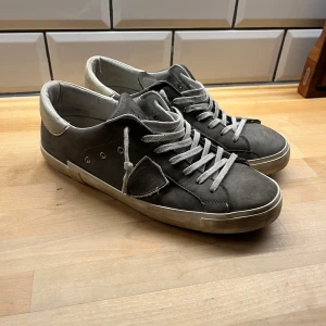 Philippe model skor grå storlek 43 - Tänker sälja mina Philippe model skor. Dom är i bra skick, sparsamt använda och är hela. Dm om du är intresserad eller vill ha fler bilder