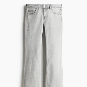 Ljusgrå bootcut jeans - Säljer ett par lågmidjade, ljusgrå bootcut jeans med klassisk femficksdesign. Skriv för egna bilder 💕slutsåld i storleken på hm!