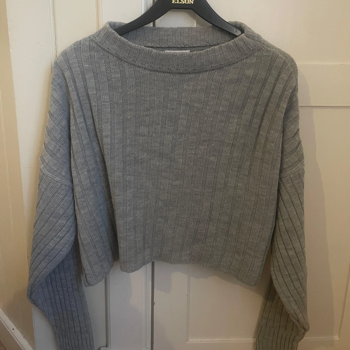 Grå stickad tröja - 1