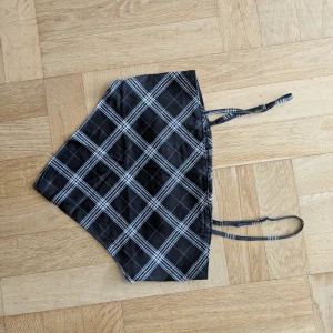 Kort topp - Svingullig liten topp som tyvärr inte används. Bra skick