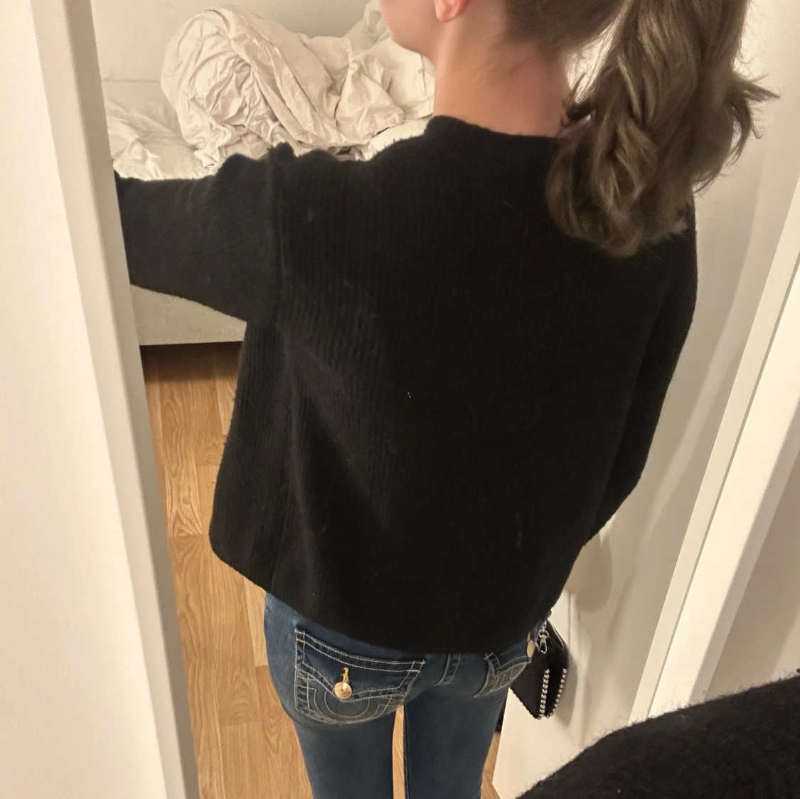 Svart stickad kofta med rosett - 2