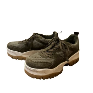 Platå-sneakers - Ett par chunky sneakers i mörkbrunt med ca 6cm platåsula. Skorna har snörning, meshdetaljer och mockaliknande partier. Mycket av smutsen som syns går att tvätta bort. Alla snöränden har gått av.