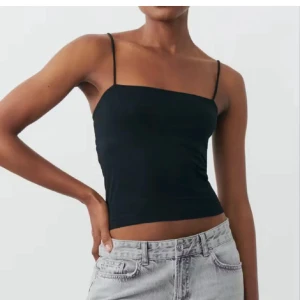 Gina tricot linne - Svart linne från Gina Tricot med tunna, smala axelband i storlek XS. (Säljer ett i storlek S också.) Använd få gånger. Bilder från hemsidan.  Köparen betalar frakten! 