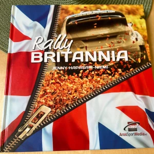 Rally Britannia - Jenny Hapasari-Niemi  - En färgstark och informativ bok om brittisk rallyhistoria, med fokus på Wales Rally GB och RAC-rallyt. Innehåller bilder, resultatlistor och berättelser om kända förare och bilar. Perfekt för motorsportentusiaster och rallyfans. 