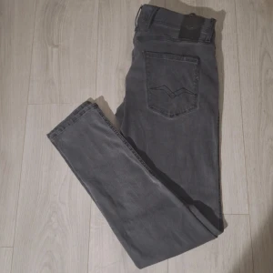 Grå jeans från Replay - Säljer ett par svarta/mörkgråa replay jeans för att de har blivit för små. Skick: 8,5/10 Passform: Slim fit hyperflex 👖 Nypris: 1600 kr ❌️ Mitt pris: 365 ✅️ Hör av dig vid minsta fråga eller fundering ❗️