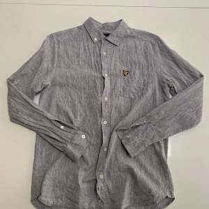 Grå linneskjorta från Lyle & Scott - Grå skjorta i linne från Lyle & Scott.  Storlek Small och använd fåtal gånger. Priset är inte hugget i sten så kontakta mig gärna om du har några frågor eller är intresserad.