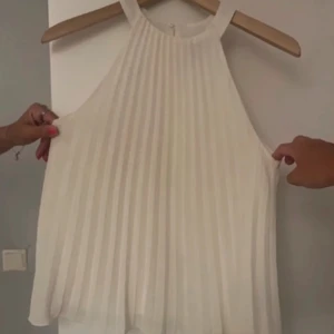 Vit halterneck blus - Snygg vit blus, säljer för att den var för stor för mig