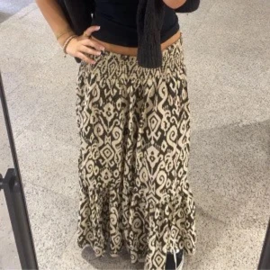 Långkjol - Säljer en jättefin långkjol från Zara. Kjolen är superbekväm och verkligen somrig!! Den är i nyskick och pris kan diskuteras.