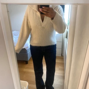 Beige stickad tröja från Gina Tricot - Mysig beige stickad tröja från Gina Tricot med v-ringning och krage. Tröjan har lång ärm. Används fåtal gånger 💞