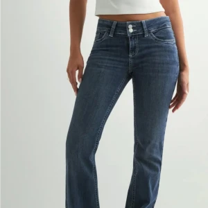 Blå bootcut jeans med vita sömmar - Jätte snygga jeans i bra skick 