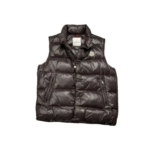 Svart dunväst från Moncler - Brun/svart dunväst från moncler köpt i butik på nk och äntenhets verifikat tillkommer. Skick 10/10 använd endast en gång utomhus utan affekter och perfekt till sommaren. Säljer nu då jag inte har användning storlek 5 vilket motsvarar medium/large. Tveka inte att höra av er, pris går absolut att prutas!