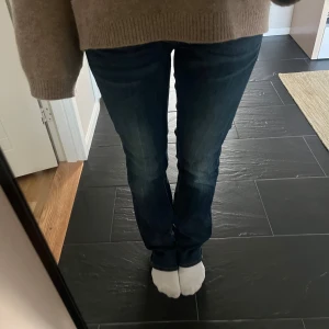 Mörkblå bootcut jeans - Jätte snygga mörkblåa jeans från G Star, storlek 28/32 dom är för långa på mig som är 165❤️