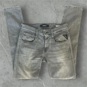 Replay jeans  - Säljer nu mina gråa replay anbass jeans, väldigt fint skick, nypris: 1600kr Mitt pris: 599kr, fraktas inom 48h, bara att skriva vid funderingar
