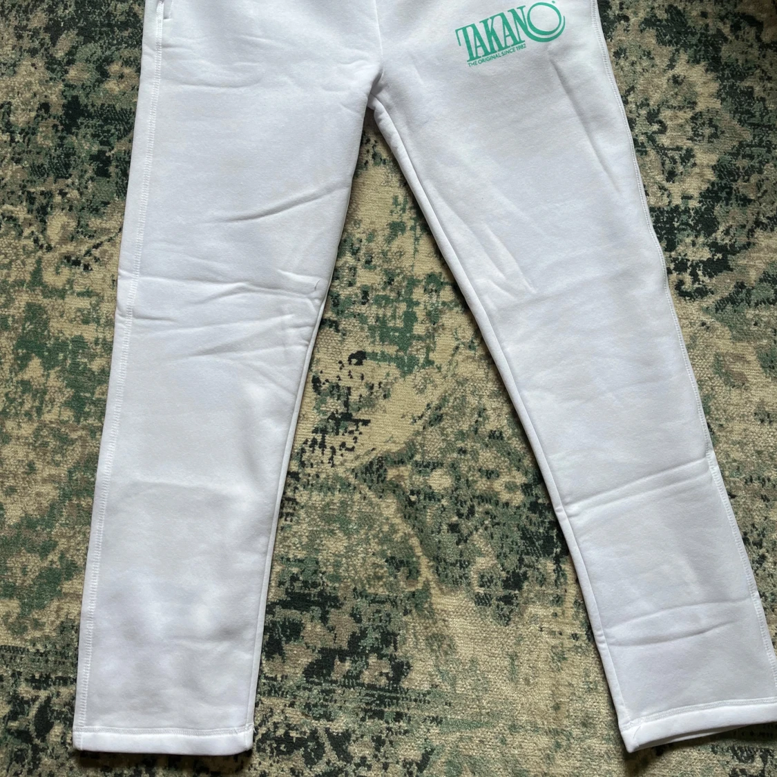 Vita mjukisbyxor och sweatshirt från Takano - 4