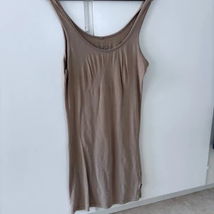 Beige ärmlös klänning från ONLY - Säljer en enkel och stilren beige klänning från ONLY BASIC. Klänningen är ärmlös med rund halsringning och har en rak passform som passar perfekt till sommaren.