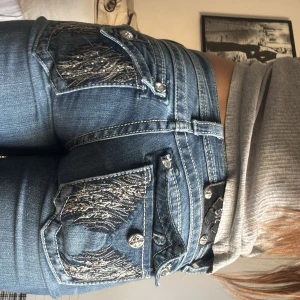 Miss me jeans - Miss me jeans med vingar på fickorna. W27, sitter bra i längden för mig (är 169)💕 sömmen längs ned på byxan är uppsprätt för att de ska bli längre💕 #missme #sommar