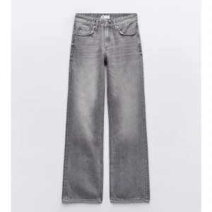 Grå lågmidjade jeans - Grå lågmidjade baggy jeans från Zara i storlek 36, jag är 165 och det sitter perfekt i längden (avklippta) 😇🌟Midjemått: 78cm Innerbenslängd: 77cm