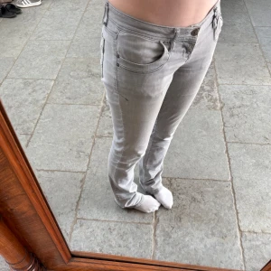 Ltb jeans - Säljer mina gråa LTB jeans i modellen valerie⚡️Storlek 26x32. Fint skick, har en liten fläck på vänster bakficka men syns knappt och påverkar ingenting💕Priset är diskuterbart. Jag är 164💕