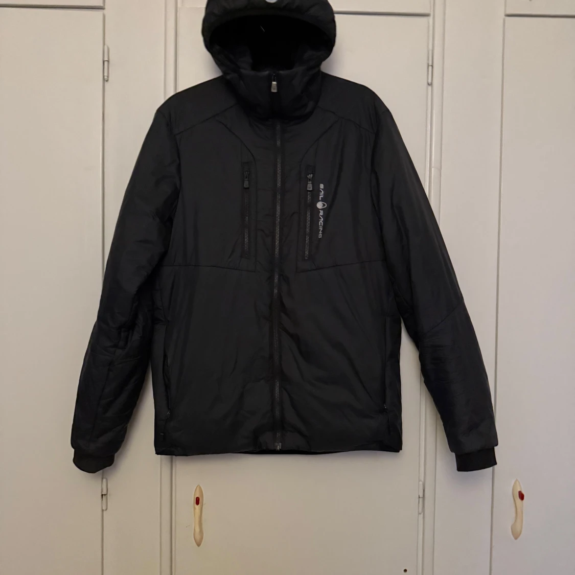 Svart jacka med huva från Sail Racing