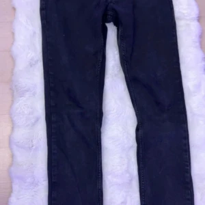 Svarta slim fit jeans från Solid - Svarta jeans från Solid i slim fit-modell. Klassisk femficksdesign och smal passform som sitter snyggt längs benen. Perfekta för dig som gillar en stilren och enkel look.