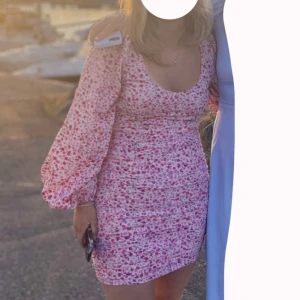 Rosa blommig sommarklänning - En superfin sommarklänning som jag hade på min avslutningsmiddag i 9an. Den är från Nelly i storlek 38. Endast använd en gång och säljer då jag växt ur den☺️💕