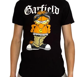 T-shirt - Svart t-shirt med stort tryck av Garfield i streetwear-stil på framsidan och texten 'Garfield' ovanför. Klassisk passform med rund hals och korta ärmar. Perfekt för dig som gillar coola och roliga motiv.