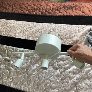 Vit takspotlight med tre lampor - Säljer en vit takspotlight med plats för tre GU10 halogenlampor (max 35W per lampa). Lampan har en rund bas och tre justerbara spotlights. Perfekt för att rikta ljuset där det behövs. Stilren och enkel design i metall.
